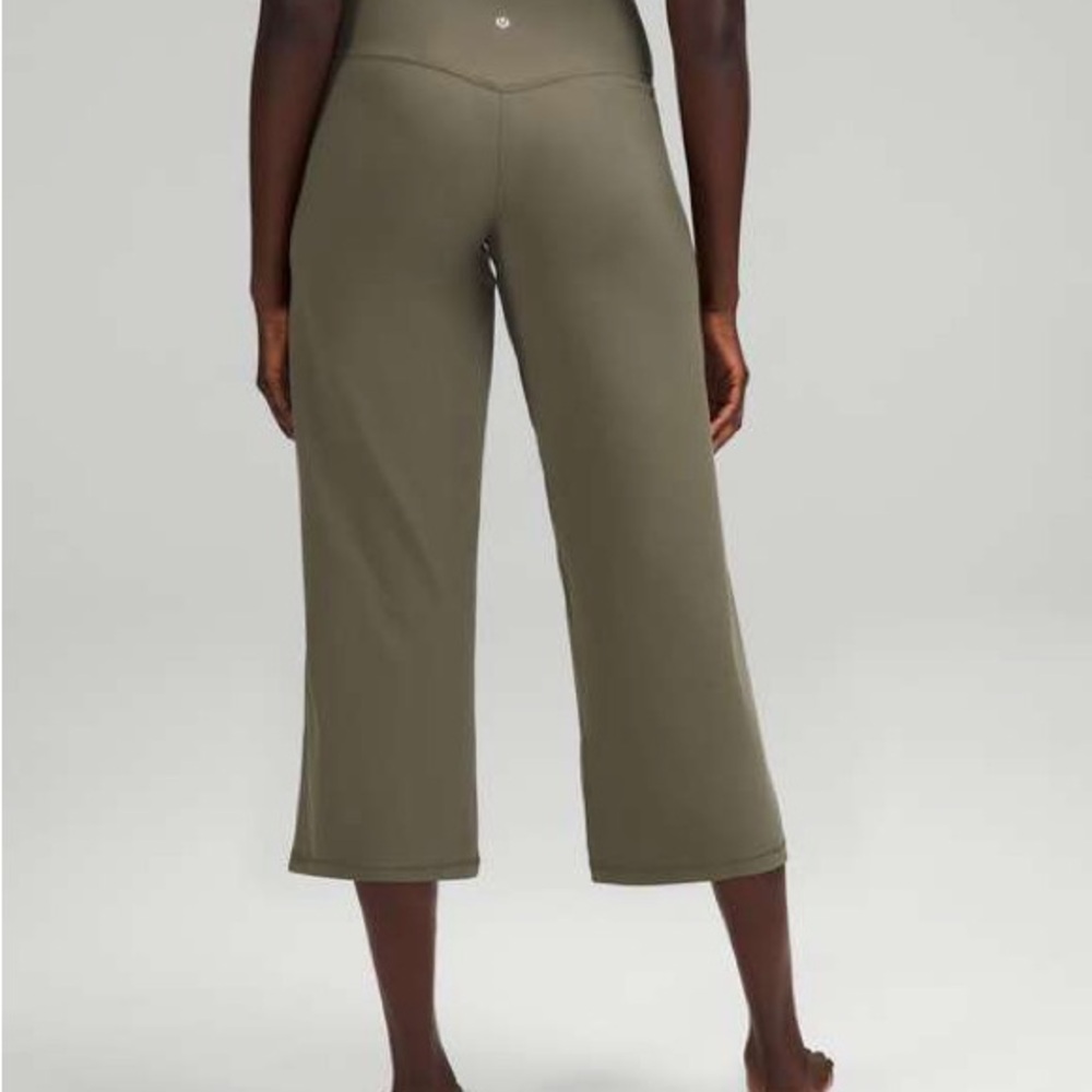 Lululemon Wunder Under reversible Train cropped wise leg capris in olive size 10